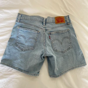 Levis jenasshorts - Snygga jeansshorts från Levis i jättefint skick 💓💓