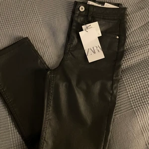 Zara skinbyxor - Svarta skinbyxor från zara i storlek 36. Nypris:399