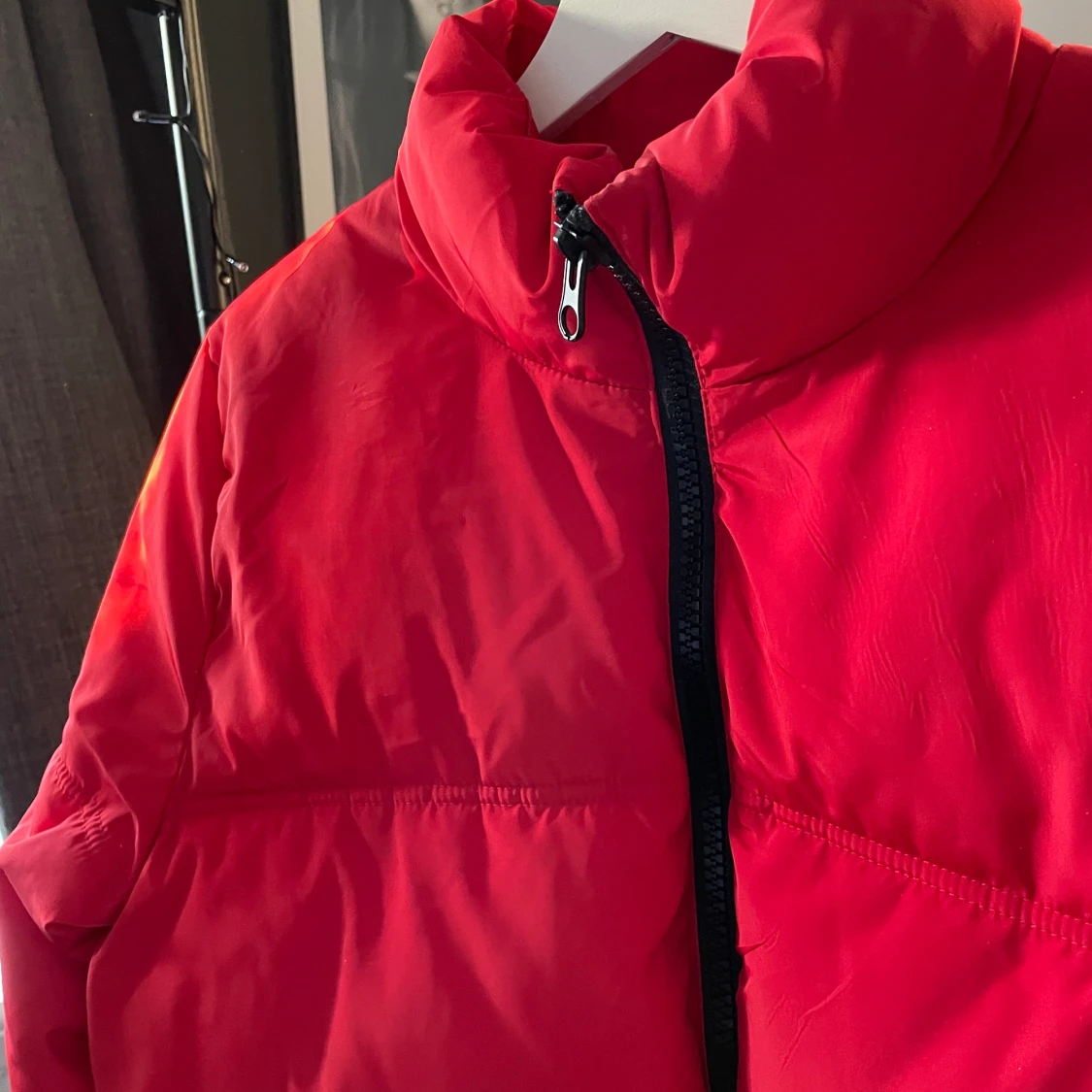 Röd croppad vinterjacka, strl. S - 91