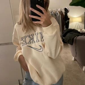 Nike vintage sweatshirt - Nike sweatshirt i mycket gott skick! Säljer då jag har massa andra sweatshirts jag använder och denna ej kommit till lika mycket användning. Sitter som M på mig. Frakt tillkommer! (du står för 50% av frakten) Säljer vid bra bud!