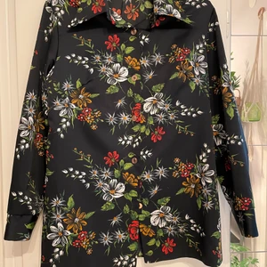 Fin blommig skjorta  - Jättefint tyg, skick, material 