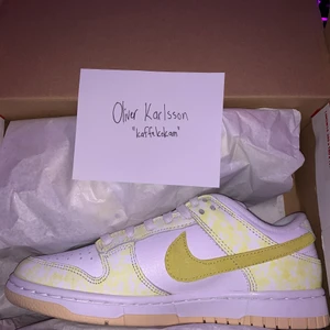 Dunk low "Yellow strike" - Säljer ett par helt nya Dunk low "Yellow strike". Storlek 38. Villig att släppa dom för 1299kr + frakt. Hör av er vid eventuella frågor!✌🏼