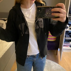 Gap hoodie - En svart gap hoodie som är ganska gamal. Säljer för att jag knappt anväder den. Köparen står för frakten❤️