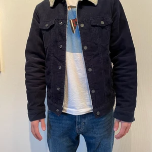 Höst/vinterjacka - En fin och knappt använd höst/vinterjacka från pull & bear. Går att använda som både herr och dam jacka. Storlek S, modellen på bilden är 180cm lång. Vårt pris 400kr. 