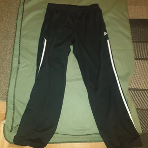 Adidas byxor    (svartvit)     xl - Bra skick,med en aning slitage. Mkt fina iallafall fall