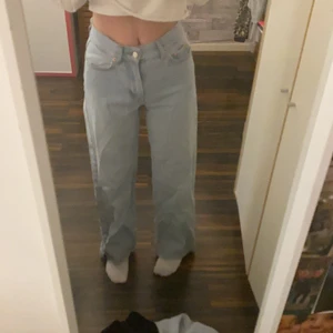 Jeans  - säljer dessa wide leg jeans ifrån junkyard. Köptes för 499kr och säljer nu för 100kr. Mycket billigare eftersom jag har klippt de där nere. Perfekt längd på mig som är ca 160 lång.