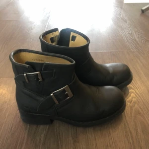 Johnny Bulls - Säljer ett par låga Johnny Bulls som är i nästintill nyskick. Bara använt en vintersäsong. Sulan ser helt ny ut. Nypris ~ 1200kr