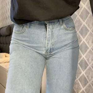Superfina MIDwaist jeans med slits som tyvärr aldrig kommer till användning. Använda en gång. Är långa i benen om man är ca 160. Frakt tillkommer 66kr. Skriv för mer info💞💫