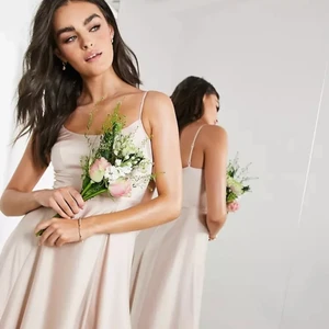 Balklänning - Superfin rosa balklänning från Asos. Hade denna klänning på min studentbal och jag var så himla nöjd! Den har ett silkigt och glansig material. Den har två lager, så man ser inte igenom. Den är mer rosa en vad den ser ut på hemsidan (kolla min personliga bild). Den är ganska lång. Jag är 170 cm och den släpade lite i golvet. Justerbara axelremmar. Den har inga synliga defekter. Orginalpriset låg på 1000kr. 💗Kram! Hör av er om ni har funderingar💗💗