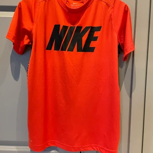 Nike T-shirt - Röd träningst-shirt från Nike ❤️ strl XL barn, passar S-M i dam 
