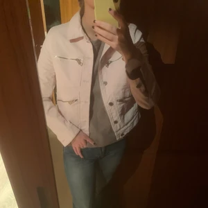 Zadig jacka - Jacka från Zadig. Jackan är i manschester och är en väldigt ljus rosa. Nypris 6000. Storlek M.