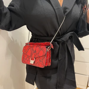 Zara axelväska röd  - Använt ett fåtal gånger i princip ny, ej rostig, lagom storlek men ändå rymlig. 