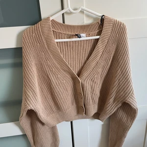Kofta H&M - Beige kofta från H&M/ Divided. Aldrig använd så i superskick, köparen står för frakten🌟