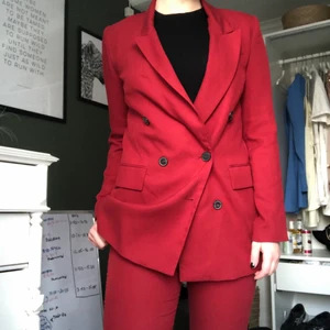 Kostymset  - Jättecoolt set från zara❤️ har använt få gånger, men tyvärr har jag för långa ben för byxorna(är 170 cm).