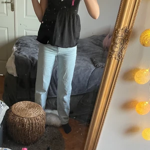 Nakd jeans - Ett par ljusblåa raka jeans som är köpta för mindre än ett år sedan från nakd❤️De är använda, men är fortfarande i fint skick, och de är jättebekväma. Köpta för 500kr. 90kr+frakt🌺 Bra längd på mig som är ca 179