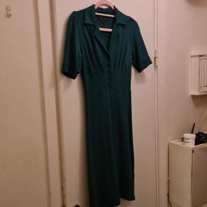 Petroleumgrön vintageinspirerad klänning från King Louie, sparsamt använd. Strl XS, passar 34.