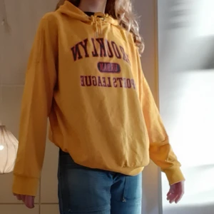 Hoddie från HM - Fin, gul hoddie från HM. Väldigt bra skick då den har använts mycket sparsamt. Är storlek S men sitter väldigt oversized på mig som har S vanligtvis. Köparen står för frakten.