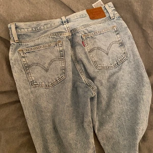 LEVIS 501 - Hej! Säljer mina ljusblå Levis 501or i storleken W29 L28, dom passar mig som är 171cm lång och vanligtvis har S/M i byxor. Skriv privat för vidare frågor! 