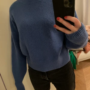 Stickad tröja  - Superfin stickad tröja i en ascool blå färg från & other stories. 