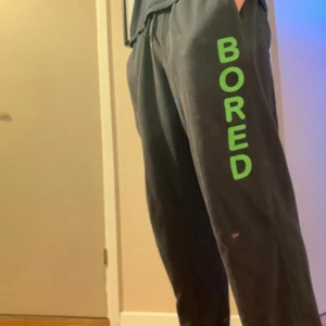 Mjukis med tryck - Ett par vanliga mjukis storlek L, står Bored på dem 