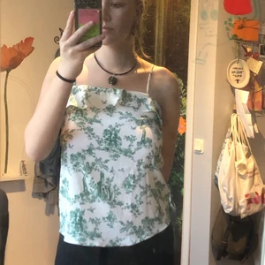 Mönstrat linne💚 - Jättegulligt linne från H&M använt 1 gång och som nu har blivit för litet💚Välj bland tröjor/toppar på min sida och få 4 för 99🥂