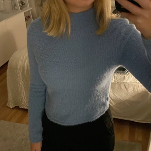 Zara  - Super mysig blå tröja från zara, aldrig använd. Storlek M men passar även mig som har S. 