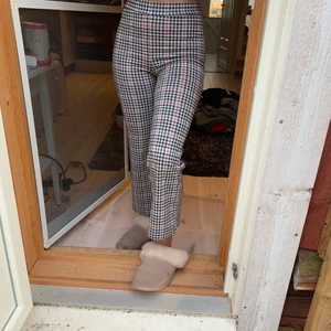 Byxor från HM - Sköna rutiga byxor från hm i många färger, köpta för ca 2 år sedan och använda men även bra skick