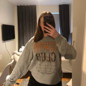 Säljer min gråa sweatshirt från Nelly Trend, sparsamt använd så inga defekter eller skador!✨☺️🌟