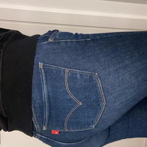 Levis Jeans  - Mörkblå, strechiga!! 