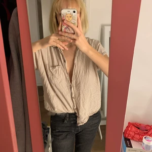 Linne skjorta -  Enkel linne skjorta med knappar 