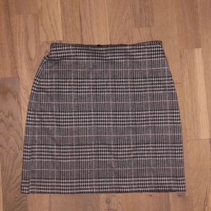 Söt rosa och grå gingham rutad kjol  - Jätte söt kjol! Aldrig använd därav inga defekter eller fläckar. Köpt på hm i storlek xs men funkar även till personer som har s. Kjolen slutar ovanför knäna. Passar bra till personer som gillar en ”preppy” eller casual stil samt y2k. 