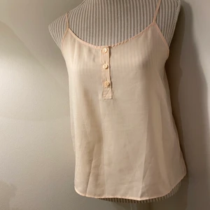 Linne - Linne från hm som man kan justera banden på! Går att fixa billigare frakt på 24kr om man inte vill ha spårbart💖