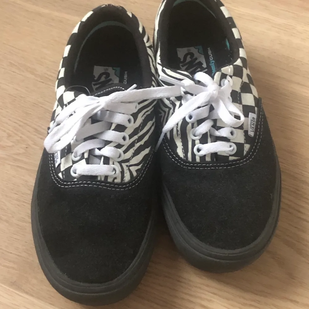 Vans storlek 39! Har haft på mig bara en gång :) passar inte mig så bra rekommenderar helst om du har storlek 38. . Skor.