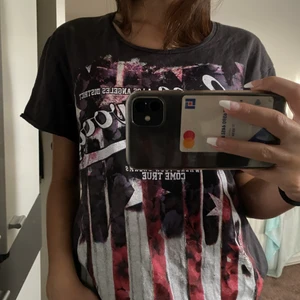 Svart tröja med tryck på - SNYGG svart tröja med tryck på, köpt på second hand och kommer aldrig till användning, kom privat för fler bilder!!!