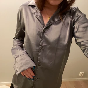 Skjorta  - Så fin skjorta i silke. 