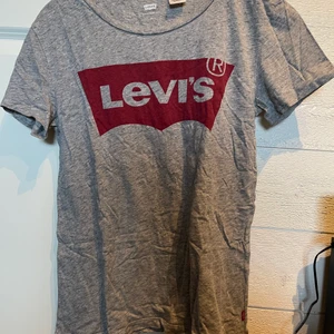 Grå Levi’s tshirt - En grå t-shirt som är använd några få gånger🤍
