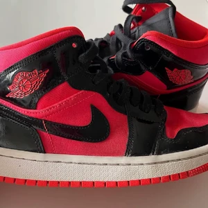 Jordans - ⚠️Lånade bilder ifrån personen jag köpt dom av ⚠️Säljer mina Jordan 1 hot punch dom jag köpt här på Plick, dom är i bra skick men känner att dom inte riktigt är min stil. Storlek 37,5 men passar mig som har 38. Köparen står för frakt🥰