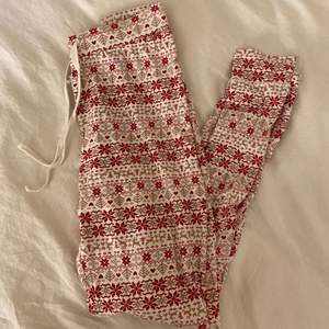 Jättefina och mysiga pyjamasbyxor med julmönster från lindex i strl XS💕 Superfint skick, sparsamt använda!