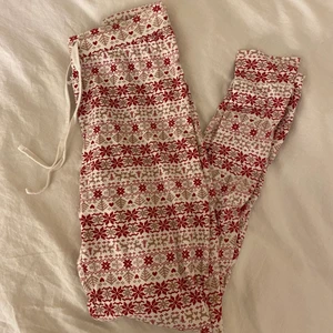 Pyjamasbyxor jul - Jättefina och mysiga pyjamasbyxor med julmönster från lindex i strl XS💕 Superfint skick, sparsamt använda!