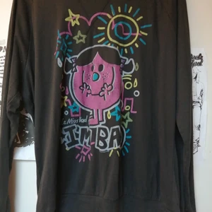 Little Miss Bad tröja - Little Miss Bad tröja i storlek L men passar M också. Endast provad och har sen blivit hängandes i garderoben. Den är "faded" svart i färgen, den var så när jag köpte den. Baksidan är helt svart. Den är lite tunnare i materialet. Frakt tillkommer med 45 kr i postens påse 🌸