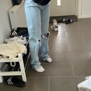jeans, storlek 32 - Jeansen är oanvända, för mig är de lite långa och jag är 1,55 så för en lite längre hade de passar perfekt. 