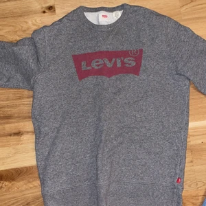 Levis tröja grå nyskick - Grå leviströja i absolut NYSKICK. Nypris runt 700-800. Mötas upp/frakta spelar ingen roll!