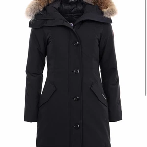 Canada goose rossclair parka black label - Endast använd i några månader nyskick inga slitningar osv, säljs pga att den inte passar mig längre, storlek XS, köpt i NK Göteborg, kvitto medföljer 