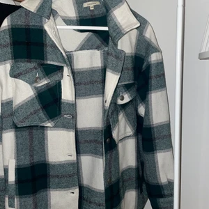 Jacka ifrån Chiquelle - Jag säljer min oversized jacka ifrån chiquelle i nyansen grön. Nypris 699 kr jag säljer för 300 kr. Storlek 38 så passar både en S och M. Använt 1-3 gånger.