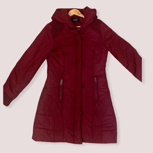 LIV vinrödjacka, storlek 36 - En jätte fin vinröd jacka som jag har haft i föera år men nästan aldrig använt. Jackan har en jätte fin waist form med luva också. Den är köpt från rett Nederländskt lokalmärke som kallas för LIV. Köpte fen för ca 400-500. Det fins ett litet hål i en av fickorna men stör inte. Frakten är max 120 kr, jag swishar tillbacka resten om det finn samtidigt som jag skickar jackan.