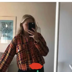 Höst jacka - Så fin jacka/tröja perfekt till hösten. Storlek m köpt från zara☺️🌟