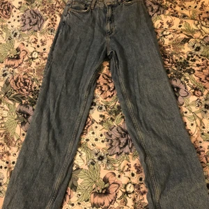 Ett par Jeans från Monki strl 26 💕 - Tror detta är ”Taiki straight leg” - Modellen. Tyckte om dessa mycket förut men de var redan då jag köpte dom för små och jag har därför inte använt jeansen nästan alls. De är i riktigt fint skick! Nypris 400kr👖 Kan fraktas, men då ingår priset för frakten. ✨