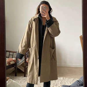 Beige kappa med ulldetaljer - Skitsnygg oversize kappa i trenchmaterial med innerkrage i ull så den är väldigt värmande och en perfekt höstkappa! Älskar den så mycket men den är tyvärr lite för stor för mig som är 161, passar nog bättre på någon som är några centimeter längre! Köpt vintage🤎