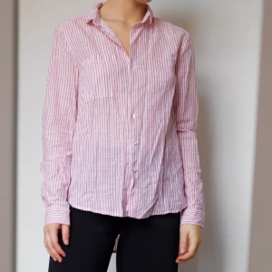 ROSA RANDIG SKJORTA - Skjorta i linnematerial, använd ett fåtal gånger. Passar en S.