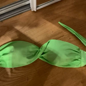 Bikini överdel - Storleken är typ S alltså skit svårt att förklara men d passa ju alla så länge men har lite bröst, Skit fin men passar inte mig då jag är för smal